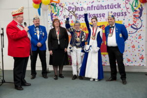 Gruppe von Menschen auf einer Bühne