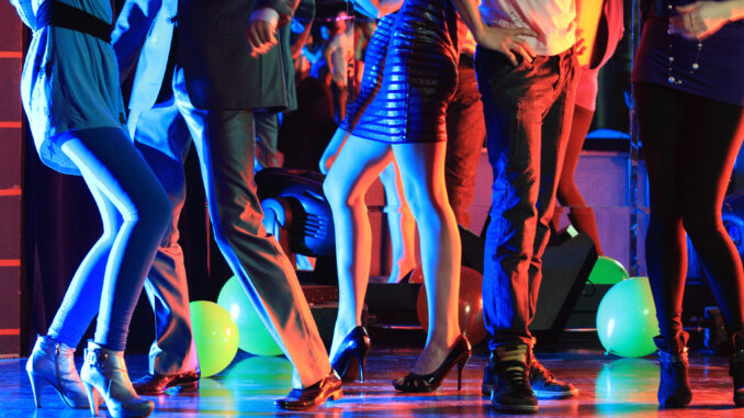 Night club dancing party (c) Adobe Stock (c) Adobe Stock